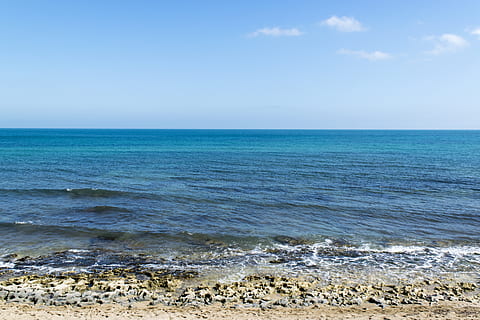 Strand, Meer, Natur, draußen, Ozean, Wasser, Küstenlinie, Küste, Vorgebirge, Himmel, Italien, Felsen, Wellen, Turm, die Architektur, Gebäude, Kieselstein, Seebrücke, Ufergegend, Dock, Horizont über Wasser, Horizont, Szenen - Natur, Schönheit in der Natur, Land, Tag, Welle, Bewegung, Blau, keine Leute, idyllisch, ruhige Szene, Ruhe, Nicht-städtische Szene, türkisfarben, 5K, CC0, gemeinfrei, lizenzfrei