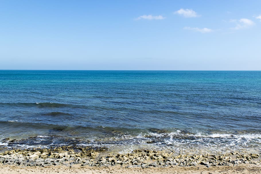 Strand, Meer, Natur, draußen, Ozean, Wasser, Küstenlinie, Küste, Vorgebirge, Himmel, Italien, Felsen, Wellen, Turm, die Architektur, Gebäude, Kieselstein, Seebrücke, Ufergegend, Dock, Horizont über Wasser, Horizont, Szenen - Natur, Schönheit in der Natur, Land, Tag, Welle, Bewegung, Blau, keine Leute, idyllisch, ruhige Szene, Ruhe, Nicht-städtische Szene, türkisfarben, 5K