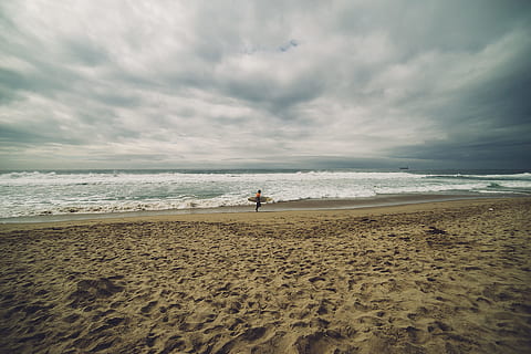 platja, marró, núvols, gris, sorra, mar, cel, navega, blanc, terra, aigua, núvol - cel, horitzó sobre l’aigua, festa, horitzó, bellesa a la natura, naturalesa, vacances, longitud completa, moviment, viatge, una persona, onada, 1080P, CC0, domini públic, lliure de regalies