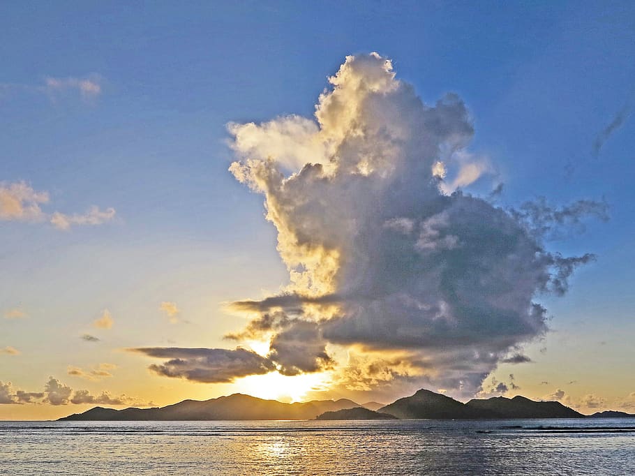 Seychelles, cielo, acqua, scenics - natura, bellezza nella natura, tramonto, nuvola - cielo, mare, montagna, la tranquillità, scena tranquilla, natura, idilliaco, lungomare, nessuno, scena non urbana, catena montuosa, all'aperto, luce del sole, riflessione, 2K