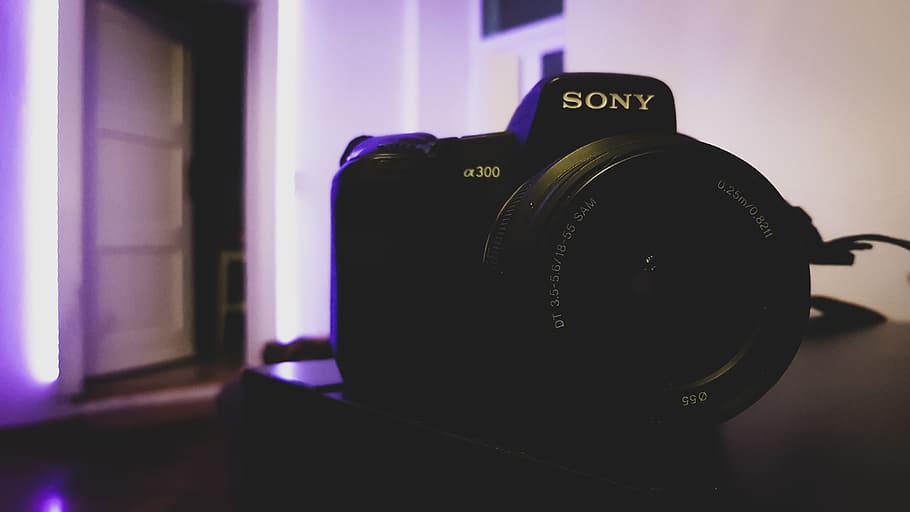 cam, càmera, sony, alpha 300, led, borrós, neó, focus, beschte, simple, fotografia, bonic, lent, nit, tecnologia, a l'interior, temes de fotografia, centrar-se en primer pla, càmera - equip fotogràfic, primer pla, equip fotogràfic, cap gent, natura morta, càmera digital, comunicació, lent - instrument òptic, estil retro, equipament, guió occidental, text, taula, color negre, porpra, 4K
