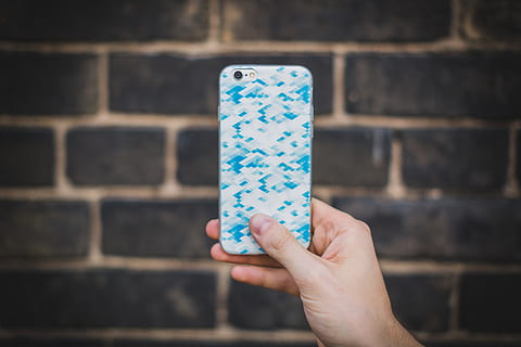blanc, blau, primer pla, dispositiu, iphone, cas de l'iPhone, patró, funda de mòbil, smartphone, mà humana, celebració, una persona, part del cos humà, mà, persones reals, dia, estils de vida, funció de construcció de parets, centrar-se en primer pla, paret de maó, part del cos, paret, activitat d'oci, adult, producte diari, menjar i beguda, maó, dit, 5K, CC0, domini públic, lliure de regalies