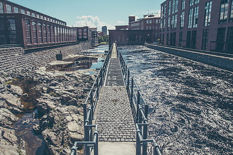 acqua, ponte, struttura costruita, architettura, esterno dell'edificio, cielo, natura, giorno, mezzi di trasporto, direzione, la strada davanti, città, trasporto ferroviario, traccia, nessuno, all'aperto, ferrovia, costruzione, prospettiva decrescente, ringhiera, nuvola - cielo, metallo, livello di superficie, lungo, 4K, CC0, dominio pubblico, privo di copyright