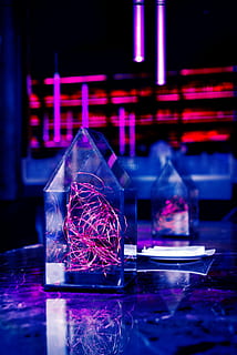 bar, în interior, iluminat, sticlă - material, nici o persoana, a închide, transparent, sticlă, reflecţie, recipient, pahar de băut, să se concentreze asupra primelor elemente, minge de cristal, masa, natură moartă, echipamente de iluminat, culoarea roz, selectiv, ușoară, noapte, viata de noapte, Violet, 5K, CC0, domeniu public, fără drepturi de autor