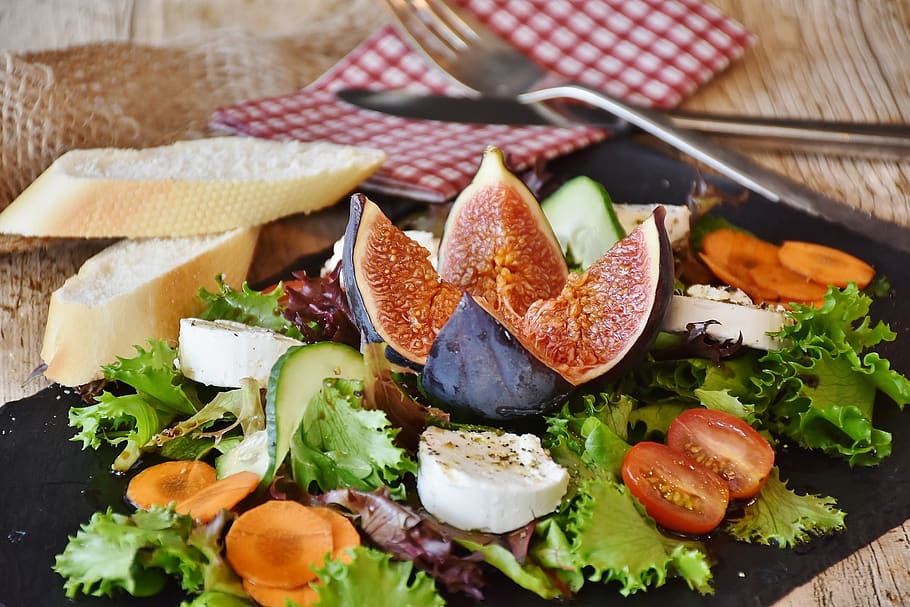 placa, amanida de figues, aperitiu, borrós, pa, formatge, primer pla, fig. comú, cuina, deliciós, menjar, gaudeix, fruita de figues, forquilla, formatge de cabra, gourmet, saludable, enciam, amanida mixta, nutrició, amanida, saborós, vegetals, menjar i beguda, alimentació saludable, frescor, benestar, fruita, a l'interior, llest per menjar, vista d’angle alt, cap gent, producte diari, tall, taula, natura morta, menjar grec, decorar, menjar vegetarià, menjar francès, esmorzar, 4K
