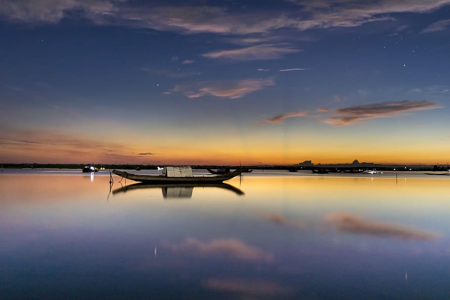 Weiß, schwarz, Boot, Karosserie, Wasser, Blau, grau, Himmel, Strand, Wolken, Wolkengebilde, Dämmerung, Abend, Horizont, See, Landschaft, Ozean, draußen, Reflexion, szenisch, Meer, Silhouette, Himmelslandschaft, Sommer-, Sonne, Sonnenuntergang, Transportsystem, Reise, Fahrzeug, Wasserfahrzeug, wolke - himmel, Szenen - Natur, Schönheit in der Natur, Ruhe, Ufergegend, ruhige Szene, Natur, keine Leute, stehendes Wasser, orange Farbe, idyllisch, Nicht-städtische Szene, 5K