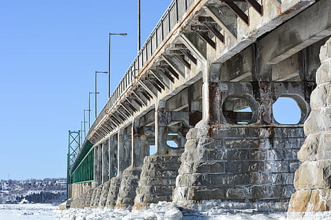 statybos, Kanada, québec, upė, žiemą, ledas, sniegas, tiltas, šalta, švarus dangus, žmogus, transporto, quebeccity, dangus, mediena, plytų, pobūdį, lauke, griovimo, pastoliai, pastatyta struktūra, architektūra, pastato išorė, šalta temperatūra, dieną, nėra žmonių, ryšį, pastatas, žemas kampo vaizdas, saulės šviesa, danga, tiltas - žmogaus sukurta struktūra, architektūrinis stulpelis, 5K, CC0, Viešasis domenas, nemokamai