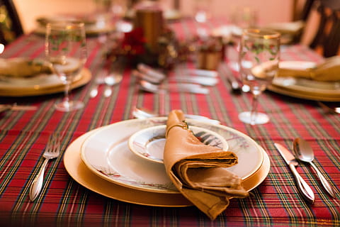masa, flatware, argintărie, tacâmuri, furculiţă, față de masă, farfurie, setarea locului, masă, mănâncă ustensile, ustensile de bucatarie, cadru, şerveţel, mancare si bautura, alimente, echipamente de uz casnic, celebrare, sticlă, cuţit, cuțitul de masă, în interior, mobila, nici o persoana, placă goală, faianță, masa de seara, mese, locul mat, 5K, CC0, domeniu public, fără drepturi de autor