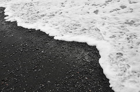 Ozean Wellen, Sand, draußen, Island, vik, Wasser, Boden, Kieselstein, Stein, Natur, Küste, Ufer, Schwarz und weiß, Ozean, Meer, Asphalt, Wassersport, Surfen, Sport, Land, Strand, Welle, Tag, High Angle View, Bewegung, Schönheit in der Natur, erreichen, Schnee, brechen, Kraft in der Natur, 4K, CC0, gemeinfrei, lizenzfrei