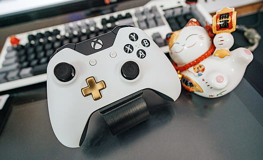 wit, zwart, xbox, een, draadloze, controleur, naast, veelkleurig, keramisch, katten beeldje, oppervlakte, detailopname, computer, apparaat, elektronica, uitrusting, beeldje, spelbesturing, binnenshuis, toetsenbord, modern, plastic, symbool, technologie, geen mensen, focus op de voorgrond, stilleven, vertegenwoordiging, speelgoed-, geluk, menselijke representatie, tafel, vrijetijdsbesteding, sport, het gokken, groep objecten, ontspanning, kans, wedstrijd, bedrijf, 5K, CC0, publiek domein, royaltyvrij