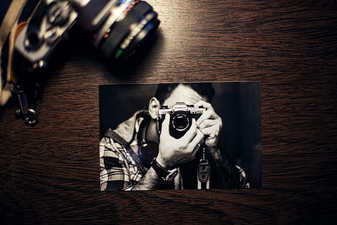 persona, utilizzando, foto della fotocamera, Marrone, superficie, macchina fotografica analogica, telecamera, Immagine, uomo, specchio, olympus om 10, foto, fotografo, fotografia, autoscatto, scattare foto, tecnologia, Vintage ▾, tavolo, rappresentazione, in casa, legno - materiale, temi fotografici, nessuno, rappresentazione umana, maschera, macchina fotografica - attrezzatura fotografica, natura morta, avvicinamento, maschera antigas, creatività, travestimento, comunicazione, Fotografare, sicurezza, 5K, CC0, dominio pubblico, privo di copyright