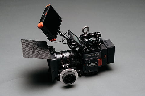 Kamera, Elektronik, Digitalkamera, Videokamera, Licht, Anzeige, Computer, elektronisch, erstellen, Hintergrund, Szene, Matte Box, wachsen, kreativ, Technologie, Mikrofon, Stuhl, grau, Batterie, Schieberegler, Fotografie-Themen, Studioaufnahme, Kamera - Fotoausrüstung, drinnen, Filmindustrie, Fotoausrüstung, Fernsehkamera, Stillleben, Kunst, Kultur und Unterhaltung, grauer Hintergrund, Nahansicht, Filmrolle, Heimvideokamera, Kamerafilm, keine Leute, schwarze Farbe, Objektiv - optisches Instrument, Dreharbeiten, Video, 8K, CC0, gemeinfrei, lizenzfrei