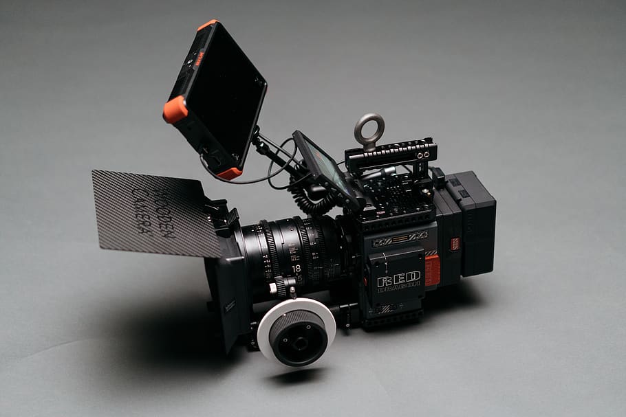 càmera, electrònica, càmera digital, càmera de vídeo, llum, pantalla, ordinador, crear, teló de fons, escena, caixa mat, créixer, creatiu, tecnologia, micròfon, cadira, gris, bateria, control lliscant, temes de fotografia, tir de l'estudi, càmera - equip fotogràfic, a l'interior, industria del cinema, equip fotogràfic, càmera de televisió, natura morta, cultura i entreteniment artístic, fons gris, primer pla, bobina de pel·lícula, càmera de vídeo domèstica, pel·lícula de càmera, cap gent, color negre, lent - instrument òptic, rodatge, vídeo, 8K