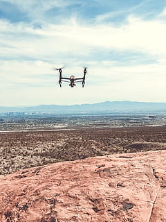 drone, kamera, teknologi, flyvningen, flyvende drone, Dji, fantom, dji phantom, Las Vegas, nevada, Henderson, bjerge, klipper, grene, landskab, bjergudsigt, børste, silhuetter, grusvej, off-road, Midt i luften, himmel, natur, fritidsaktivitet, jord, rigtige mennesker, sky - himmel, en person, skønhed i naturen, hoppe, transportmidler, livsstil, scenics - natur, fuld længde, dag, transportform, eventyr, herrer, bevægelse, udendørs, menneskelige arm, positive følelser, 4K, CC0, offentligt domæne, royaltyfrie