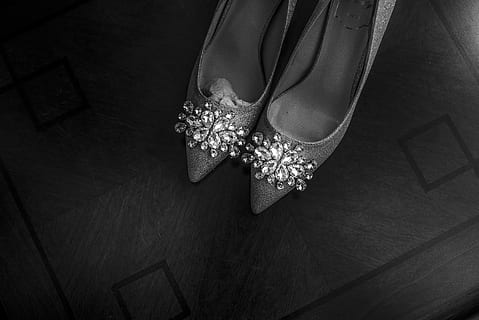 silberne spitz zulaufende Pumps, eine Person, Mode, menschliches Körperteil, drinnen, High Angle View, Diamant - Edelstein, Nahansicht, Erwachsene, Luxus, Schmuck, Schuh, Reichtum, Frauen, Schönheit, glänzend, Körperteil, Frau, Kleidung, Eleganz, silberfarben, schöne Frau, Edelstein, 5K, CC0, gemeinfrei, lizenzfrei