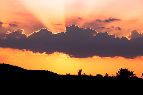 pilvet kattavat auringonvalon, auringonnousu, auringonlasku, taivas, luonto, hämärä, ulkona, valjeta, punainen taivas, pilvi, Puola, jodłownik, ostroszowice, siluetti, violetti, dramaattinen taivas, taustavalaistu pilvi, säde, pilvinen, auringonlaskun väri, kaunis, kauneus luonnossa, pilvi - taivas, maisemat - luonto, oranssi väri, tyyneys, rauhallinen kohtaus, idyllinen, ei ihmisiä, ei-kaupunkikuvia, tunnelma, puu, maisema, ympäristö, kasvi, elävä väri, romanttinen taivas, 5K, CC0, public domain, rojaltivapaa
