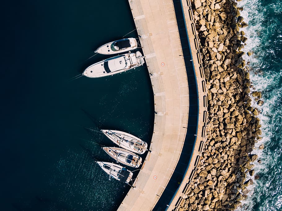 vaixells amarrats, tir aeri, vista d'ocell, embarcacions, drone shot, europa, des de dalt, oceà, port, mar, sistema de transport, escombraries, iots, aigua, dia, naturalesa, vista d’angle alt, directament a sobre, transport, platja, vaixell nàutic, cap gent, terra, reflexió, a l'aire lliure, manera de transport, arquitectura, estructura construïda, bellesa a la natura, llum solar, tranquil·litat, 4K