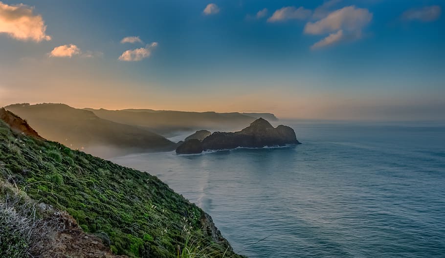 formació de roca, cos, aigua, badia, platja, penya-segat, núvols, alba, boira, herba, humitat, paisatge, muntanya, naturalesa, oceà, mar, paisatge marí, vora del mar, Riba, cel, estiu, sortida del sol, posta de sol, onades, bellesa a la natura, escenics - natura, escena tranquil·la, tranquil·litat, núvol - cel, idíl·lic, escena no urbana, cap gent, rock, rock - object, sòlid, a l'aire lliure, horitzó sobre l’aigua, pila de roca, 4K