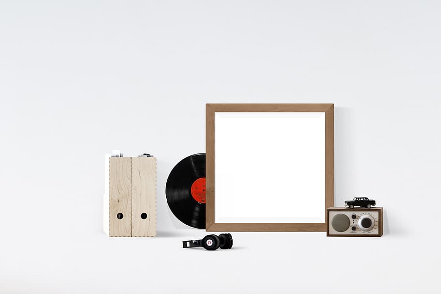 pòster, paret, maqueta, marc, interior, plantilla, en blanc, imatge, estoc, burla, tela, galeria, tir de l'estudi, fons blanc, tecnologia, a l'interior, còpia espai, cultura i entreteniment artístic, cap gent, equipament, tallar, música, altaveu, material de fusta, estil retro, registre, primer pla, equip d’àudio, grup d'objectes, sol objecte, comunicació, 5K