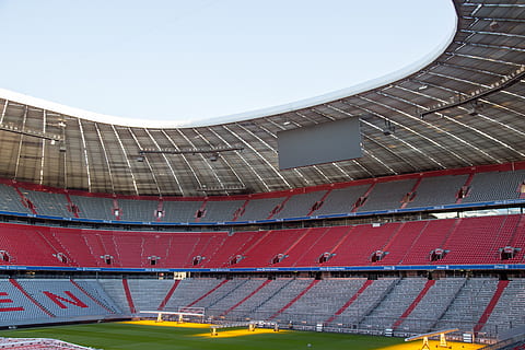 cúpula durant el dia, estadi, esport, cap gent, arquitectura, absència, dia, vista d’angle baix, estructura construïda, blau, seient, esport d’equip, buit, graderies, a l'aire lliure, cel, naturalesa, cultura i entreteniment artístic, corba, futbol, en fila, 5K, CC0, domini públic, lliure de regalies