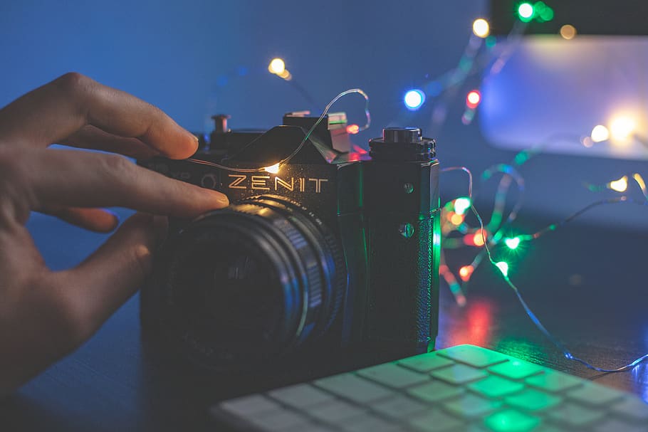 osoba, člověk, elektronika, světlo, laser, bokeh, mac, analogové kamery, retro fotoaparát, objektiv, klávesnice, Fotoaparát, světla, digitální fotoaparát, prst, ks, počítač, monitor, obrazovka, LCD obrazovka, lidské ruky, ruka, jedna osoba, technologie, část lidského těla, fotografická témata, fotoaparát - fotografické vybavení, skutečných lidí, svítí, focení, hospodářství, fotografické vybavení, aktivita, umělecká kultura a zábava, detail, volnočasové aktivity, životního stylu, lidský prst, fotograf, 5K