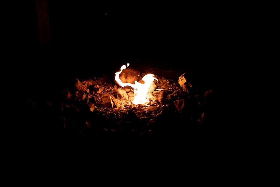 fogo, chama, fogueira, forja, lareira, iluminação, ao ar livre, natureza, região selvagem, vida noturna, vidro, cálice, malabarismo, dentro de casa, almofada, noite, eclipse, astronomia, fio, ardente, calor - temperatura, fogo - fenômeno natural, Sombrio, brilhando, ninguém, registro, movimento, madeira - material, copie o espaço, cor laranja, madeira, lenha, acampamento, 5K