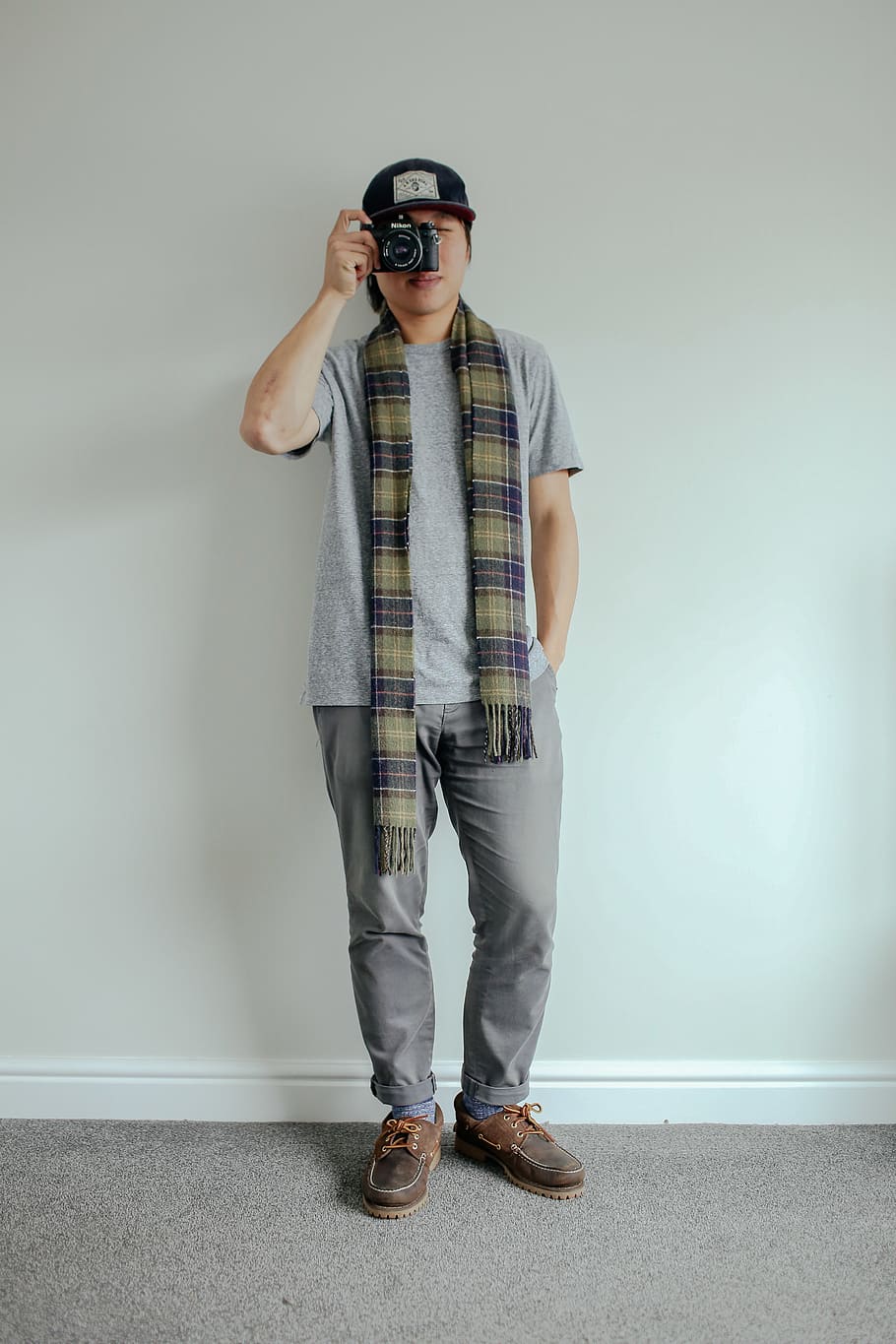 muž, použitím, Fotoaparát, oblečení, oděv, osoba, člověk, obuv, boty, šátek, kalhoty, elektronika, ženský, ukradl, fotografování, fotografie, svetr, žena, byt, bydlení, jedna osoba, plná délka, stojící, skutečných lidí, neformální oblečení, čelní pohled, životního stylu, móda, uvnitř, sluneční brýle, nástěnný prvek, volnočasové aktivity, muži, brýle, samci, mladí muži, mladého dospělého, hospodářství, 5K