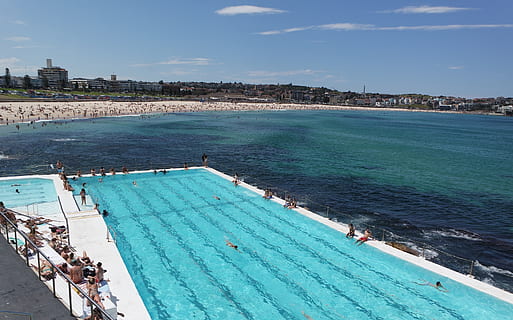 oceán, bazén, beachfront, pobřeží, relaxační, plavání, pláž, letní, Dovolená, cestovat, tropický, písek, voda, moře, vysoký úhel pohledu, přistát, nebe, Příroda, den, prázdnin, výlet, skupina lidí, architektura, náhodné osoby, dav, krása v přírodě, scenics - příroda, skutečných lidí, velká skupina lidí, venku, tyrkysové barvy, plavecký bazén, 2K, CC0, veřejná doména, bez autorských práv
