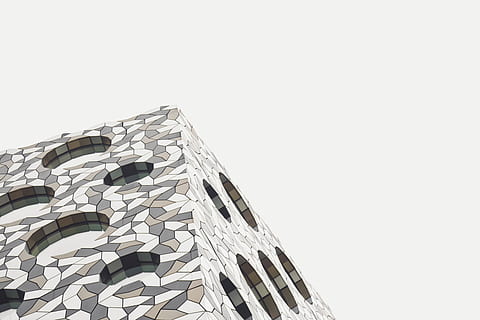 arquitectura, edificio, estructura, establecimiento, ventanas, redondo, hotel, Art º, rascacielos, resumen, vista de ángulo bajo, cielo, exterior del edificio, copia espacio, cielo limpio, estructura construida, nadie, naturaleza, día, torre, modelo, ciudad, Fondo blanco, edificio de oficinas exterior, al aire libre, foto de estudio, forma geometrica, ventana, 5K, CC0, dominio público, libre de derechos