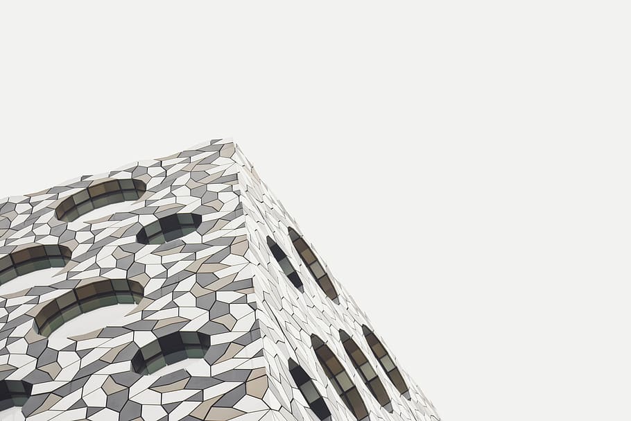 arquitectura, edifici, estructura, establiment, finestres, rodó, hotel, art, gratacels, resum, vista d’angle baix, cel, exterior de l'edifici, còpia espai, cel clar, estructura construïda, cap gent, naturalesa, dia, torre, patró, ciutat, fons blanc, exterior d’edifici d’oficines, a l'aire lliure, tir de l'estudi, forma geomètrica, finestra, 5K