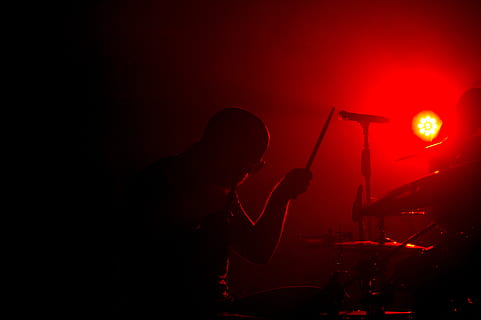 baterai, drummer, menunjukkan, merah, warna, penerangan, instrumen, musik, pita, pemusik, konser, suara, jazz, pria, drumer, budaya seni dan hiburan, mikropon, alat input, tahap, panggung - ruang pertunjukan, peralatan penerangan, diterangi, bayangan hitam, kinerja, malam, dunia malam, satu orang, dalam ruangan, fenomena cahaya - alami, cahaya, dewasa, alat musik, lampu panggung, gelap, lampu listrik, 5K, CC0, domain publik, bebas royalti