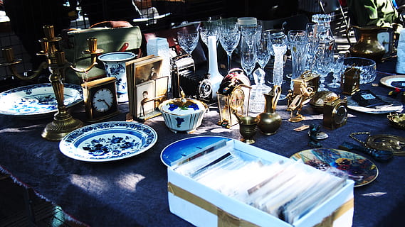 sortiment af pander, glas, møbel, pokal, bord, spisebord, keramik, hjem indretning, stol, drik, drikke, sfære, bordplade, alkohol, vinglas, vin, linned, porcelæn, kunst, pub, krystal, stor gruppe af objekter, indendørs, beholder, valg, ingen mennesker, variation, stilleben, plade, høj vinkel visning, til salg, blå, forretning, detail, køkkenredskaber, Kunst og håndværk, dag, antik, marked, 4K, CC0, offentligt domæne, royaltyfrie