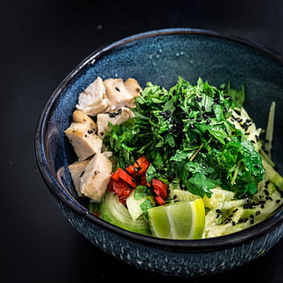 grøntsagssalat, plante, fremstille, mad, krydderi, grøntsag, skål, måltid, fad, arugula, spire, bønnespire, salat, pasta, dild, bambusskud, bambus, suppe skål, nudel, krymmel, spinat, sund kost, mad og drikke, velvære, friskhed, indendørs, tæt på, klar til at spise, stilleben, ingen mennesker, asiatisk mad, kød, høj vinkel visning, studio skud, kinesisk mad, grøn farve, sort baggrund, pynt, japansk mad, hakket, porcelæn, 2K, CC0, offentligt domæne, royaltyfrie