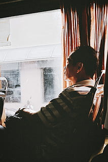 muž, sedící, uvnitř, autobus, člověk, osoba, venku, oděv, oblečení, Příroda, hudebník, hudební nástroj, sníh, lidé, ženský, led, monitor, obrazovka, elektronika, LCD obrazovka, Zobrazit, volnočasové aktivity, nábytek, skutečných lidí, jedna osoba, okno, slunečního světla, domácí interiér, životního stylu, den, záclona, pas nahoru, boční pohled, mladého dospělého, neformální oblečení, muži, dítě, mladí muži, účes, 2K, CC0, veřejná doména, bez autorských práv