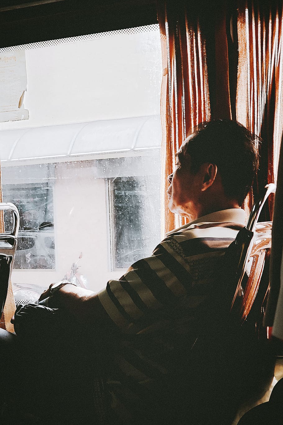 muž, sedící, uvnitř, autobus, člověk, osoba, venku, oděv, oblečení, Příroda, hudebník, hudební nástroj, sníh, lidé, ženský, led, monitor, obrazovka, elektronika, LCD obrazovka, Zobrazit, volnočasové aktivity, nábytek, skutečných lidí, jedna osoba, okno, slunečního světla, domácí interiér, životního stylu, den, záclona, pas nahoru, boční pohled, mladého dospělého, neformální oblečení, muži, dítě, mladí muži, účes, 2K
