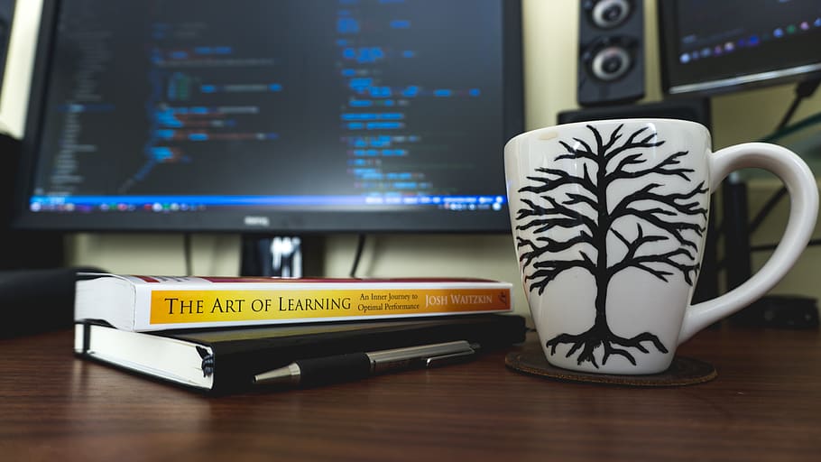 bøger, kaffe, computer, tidsskrift, skrivebord, krus, programmering, Opsætning, Bestil, undersøgelse, lære, arbejde, Arbejd hårdt, bord, kop, meddelelse, ingen mennesker, Kunst og håndværk, kreativitet, teknologi, tekst, stilleben, kaffekop, repræsentation, indendørs, fokus på forgrunden, drikke, mad og drikke, tæt på, dyr repræsentation, kaffe - drikke, 5K