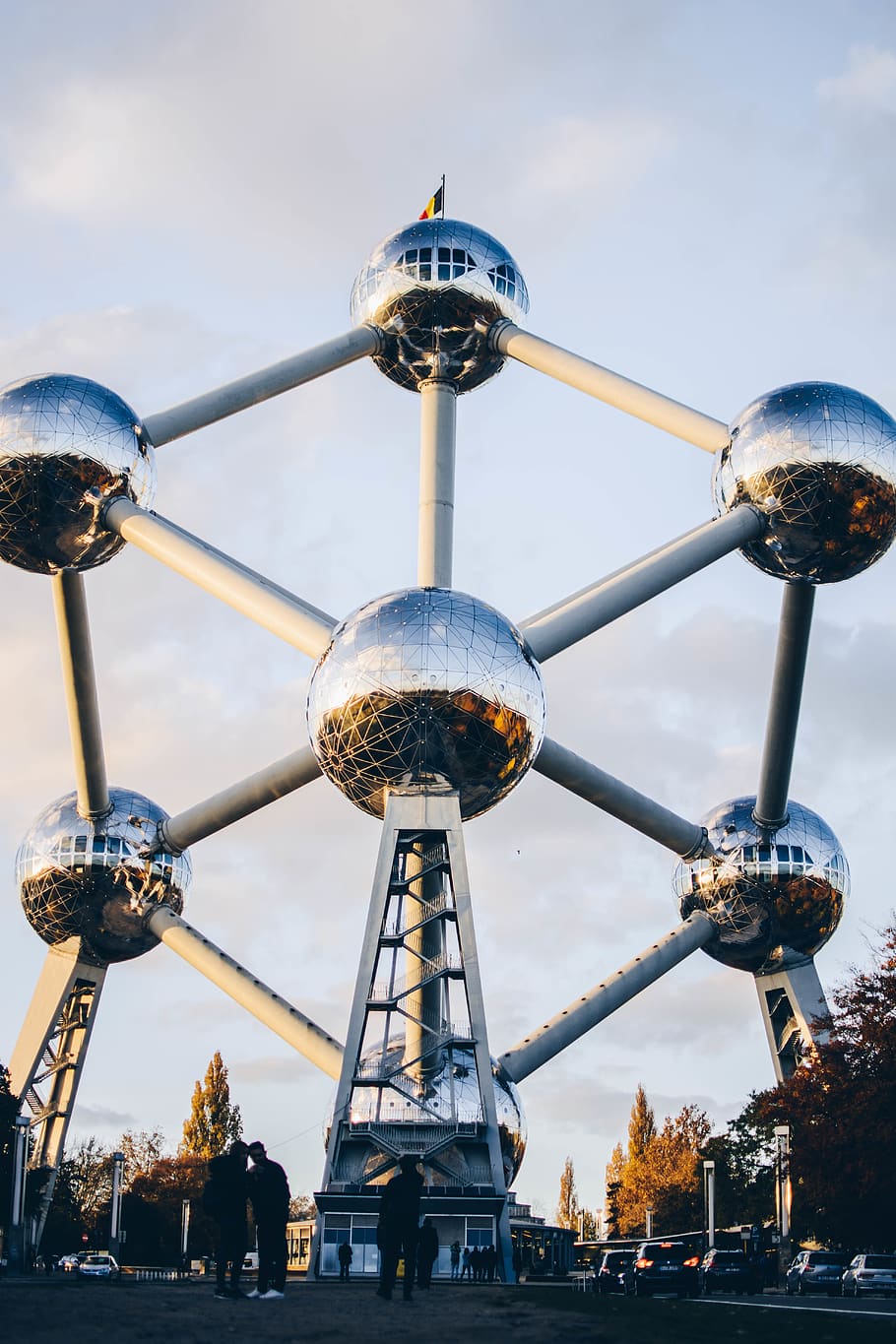 atomium, brusel·les, durant el dia, humà, persona, roda de ferris, Parc d'atraccions, Bèlgica, pal d’utilitat, arquitectura, edifici, reflexió, llum solar, mirall, brillar, gent, esfera, va parlar, màquina, arquitectònic, cel, estructura construïda, naturalesa, dia, exterior de l'edifici, ciutat, cap gent, destinacions de viatge, viatjar, turisme, a l'aire lliure, núvol - cel, metall, primer pla, centrar-se en primer pla, vista d’angle baix, 5K