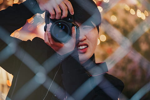 persona che cattura foto, ragazzo, canone, uomo, persona, scattare foto, rete metallica, temi fotografici, macchina fotografica - attrezzatura fotografica, Fotografare, persone reali, due persone, attività di svago, sorridente, giovane adulto, ritratto, adulto, tecnologia, colpo alla testa, stili di vita, uomini, felicità, persone, giovani donne, detenzione, vista frontale, occupazione, Camera digitale, fotografo, fotocamera reflex digitale con obiettivo singolo, 1080P, CC0, dominio pubblico, privo di copyright