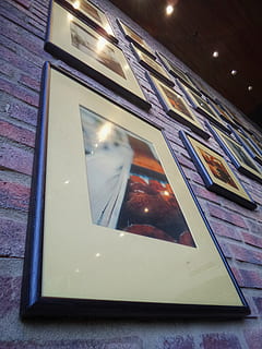 paret, maons, fotografies, marcs, cafeteria, interior, mosaic, fotografia, ambient, acollidor, tokyo, Japó, tableaux, exposició, quadres, restaurant, interieur, 写真, il·luminat, reflexió, primer pla, cap gent, equips d’il·luminació, transparent, tecnologia, a l'interior, vista d’angle baix, natura morta, arquitectura, nit, taula, finestra, vidre - material, mirall, temes de fotografia, 5K, CC0, domini públic, lliure de regalies