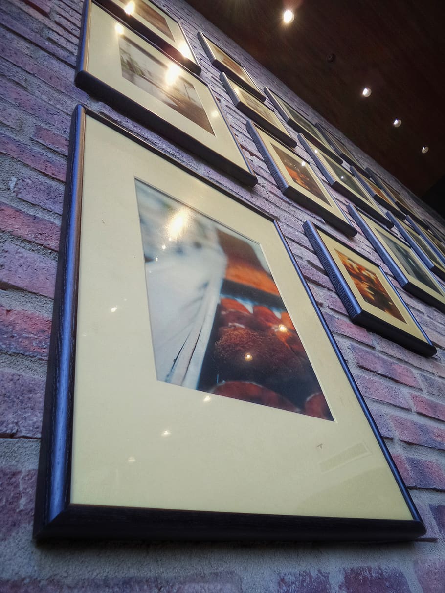 paret, maons, fotografies, marcs, cafeteria, interior, mosaic, fotografia, ambient, acollidor, tokyo, Japó, tableaux, exposició, quadres, restaurant, interieur, 写真, il·luminat, reflexió, primer pla, cap gent, equips d’il·luminació, transparent, tecnologia, a l'interior, vista d’angle baix, natura morta, arquitectura, nit, taula, finestra, vidre - material, mirall, temes de fotografia, 5K