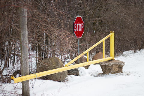 Canadà, blyth, porta, parada, arbres, neu, hivern, temperatura de fred, signe, comunicació, senyal d'advertència, text, vermell, guió occidental, dia, cap gent, senyal de trànsit, arbre, lletra majúscula, naturalesa, orientació, cobertura, terra, senyal de stop, a l'aire lliure, 5K, CC0, domini públic, lliure de regalies