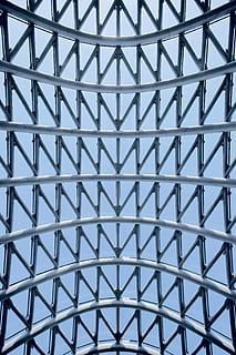 architektura, Struktura, wzór, niebieski, budynek, perspektywiczny, nowoczesny, niebo, budowa, pełna ramka, tła, zbudowana struktura, żadnych ludzi, metal, projekt, kształt, niski kąt widzenia, kształt geometryczny, powtórzenie, cecha architektoniczna, sufit, wewnątrz, dzień, kształt trójkąta, teksturowane, dach, abstrakcyjny, świetlik, bezpośrednio poniżej, stal, stop, w kolorze srebrnym, w kratke, 2K, CC0, domena publiczna, darmowe zdjęcia