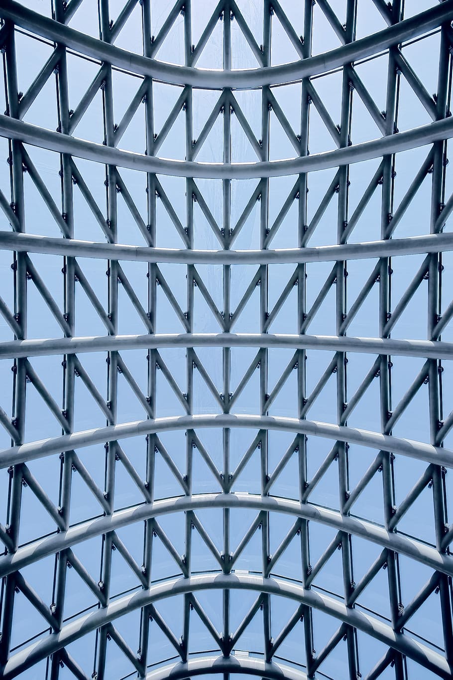 architektura, Struktura, wzór, niebieski, budynek, perspektywiczny, nowoczesny, niebo, budowa, pełna ramka, tła, zbudowana struktura, żadnych ludzi, metal, projekt, kształt, niski kąt widzenia, kształt geometryczny, powtórzenie, cecha architektoniczna, sufit, wewnątrz, dzień, kształt trójkąta, teksturowane, dach, abstrakcyjny, świetlik, bezpośrednio poniżej, stal, stop, w kolorze srebrnym, w kratke, 2K