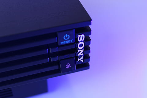 noir, sony jeu, console, La technologie, bleu, prise de vue en studio, à l'intérieur, la communication, l'Internet, fermer, Technologie sans fil, réseau informatique, personne, fond coloré, lien, nombre, équipement informatique, écran de l'appareil, ordinateur, culture artistique et divertissement, écran, temps, affaires, fond bleu, violet, 5K, CC0, domaine public, libre de droits