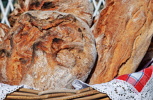 Brot, Brotkruste, knusprig, bio, natürliches Produkt, ein Leib Brot, frisch, Backwaren, hausgemacht, Bauernbrot, Mehl, Lebensmittel, Kohlenhydrate, Ernährung, Grundnahrungsmittel, keine Leute, Nahansicht, Stillleben, Essen und Trinken, braun, Holz - Material, drinnen, Tag, Frische, fertig für den Verzehr, Muster, texturiert, gebacken, Metall, High Angle View, rot, Natur, 4K, CC0, gemeinfrei, lizenzfrei