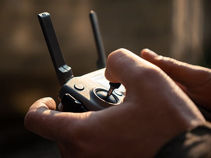person, ved brug af, drone controller, tæt på, computer, Opret forbindelse, Tilslutning, forbindelse, controller, mørk, Dji, dji mavic pro, drone, drone cam, drone fotografering, hænder, mand, Mavic, transportabel, sæt, teknologi, trådløs, hånd, menneskelig hånd, menneskelig kropsdel, våben, meddelelse, kanon, bedrift, pistol, en person, forbrydelse, sociale problemer, vold, aggression, fokus på forgrunden, trådløs teknologi, dag, 4K
