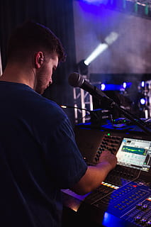 Mann im Studio, Mensch, Person, dj, Computerhardware, Computer Tastatur, Elektronik, Tastatur, Computer, Hardware-, elektrisches Gerät, Mikrofon, pc, Technik, Anbetung, Leben, klingen, Show, Tennessee, Nashville, Performance, Musik-, Kunst, Kultur und Unterhaltung, Männer, Fertigkeit, Technologie, Tontechnik, Tonaufzeichnungsgeräte, drinnen, Besetzung, echte Menschen, Tonmischer, eine Person, Taille hoch, Künstler, Musikinstrument, Studio, Musikausrüstung, Nachtleben, Bühne, 4K, CC0, gemeinfrei, lizenzfrei