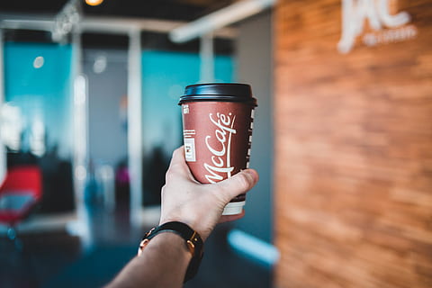 mccafe cup, kop, kaffekop, armbåndsur, human, person, finger, drik, drikke, soda, øl, alkohol, koks, coca, cafe, restaurant, flaske, cafeteria, latte, tin, gardin, menneskelig hånd, hånd, menneskelig kropsdel, bedrift, en person, rigtige mennesker, fokus på forgrunden, livsstil, mad og drikke, dag, kaffe, engangs, kaffe - drikke, personlige perspektiv, meddelelse, Kvinder, arkitektur, søm, 5K, CC0, offentligt domæne, royaltyfrie