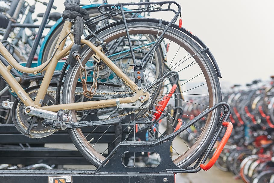 assortito, biciclette, portabiciclette, bicicletta, mezzi di trasporto, modo di trasporto, veicolo terrestre, ruota, stazionario, giorno, concentrarsi sulle conoscenze acquisite, nessuno, avvicinamento, metallo, viaggio, all'aperto, città, ha parlato, pneumatico, parcheggio, strada, natura, 5K