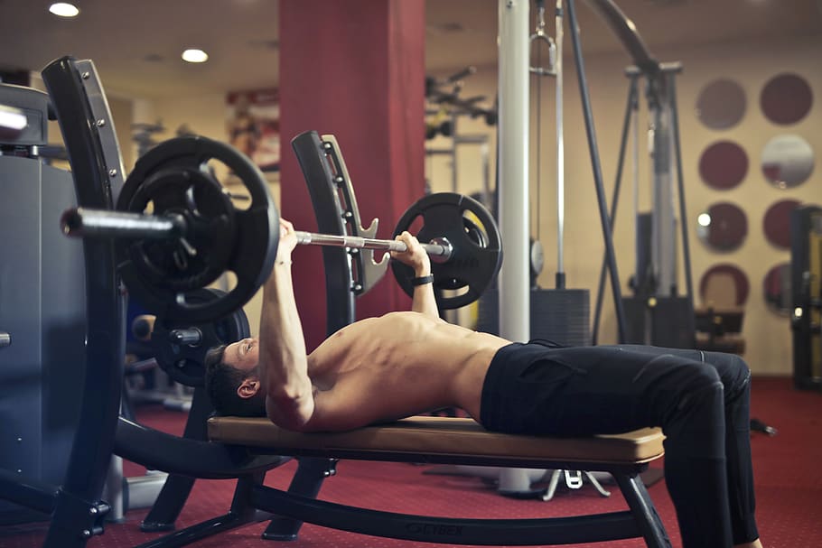 mężczyzna, wyciskanie, aktywny, sztanga, ławka, biceps, ciało, kulturysta, kulturystyka, krzepki, crossfit, wysiłek, sprzęt, sprzęt do ćwiczeń, dopasowanie, zdatność, chłopak, siłownia, ciężki, wewnątrz, nogi, męski, rodzaj męski, metal, mięśnie, muskularny, osoba, Półnagi, stal, siła, nosić, podnoszenie ciężarów, ciężary, biały, muskularna budowa, trening sportowy, waga, ćwiczenia, trening siłowy, zdrowy tryb życia, sport, Klub zdrowia, jedna osoba, sportowiec, styl życia, dobre samopoczucie, witalność, Wyposażenie sportowe, prawdziwi ludzie, Świadomość ciała, ludzki mięsień, aktywność fizyczna, 2K